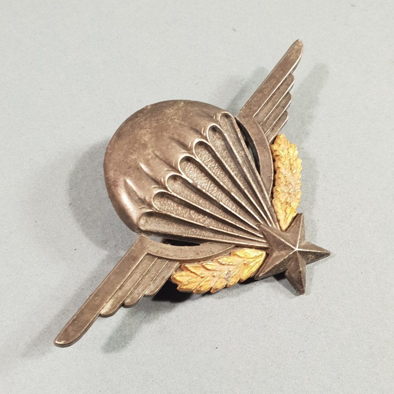 INSIGNE MILITAIRE BREVET PARACHUTISTE NUMEROTE 608822 ANNEE 1995 FABRICATION Y. DELSART G1185